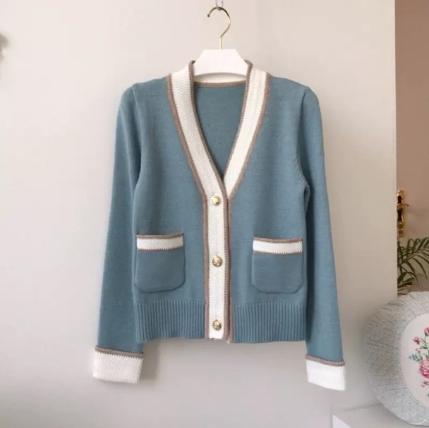 トップス カーディガン 長袖 Vネック デザイン ボタン トリム 美ライン ニュアンス 伸縮性 ニット カラバリ バイカラー かわいい 大人可愛い きれいめ シンプル カジュアル 大人 上品 おしゃれ