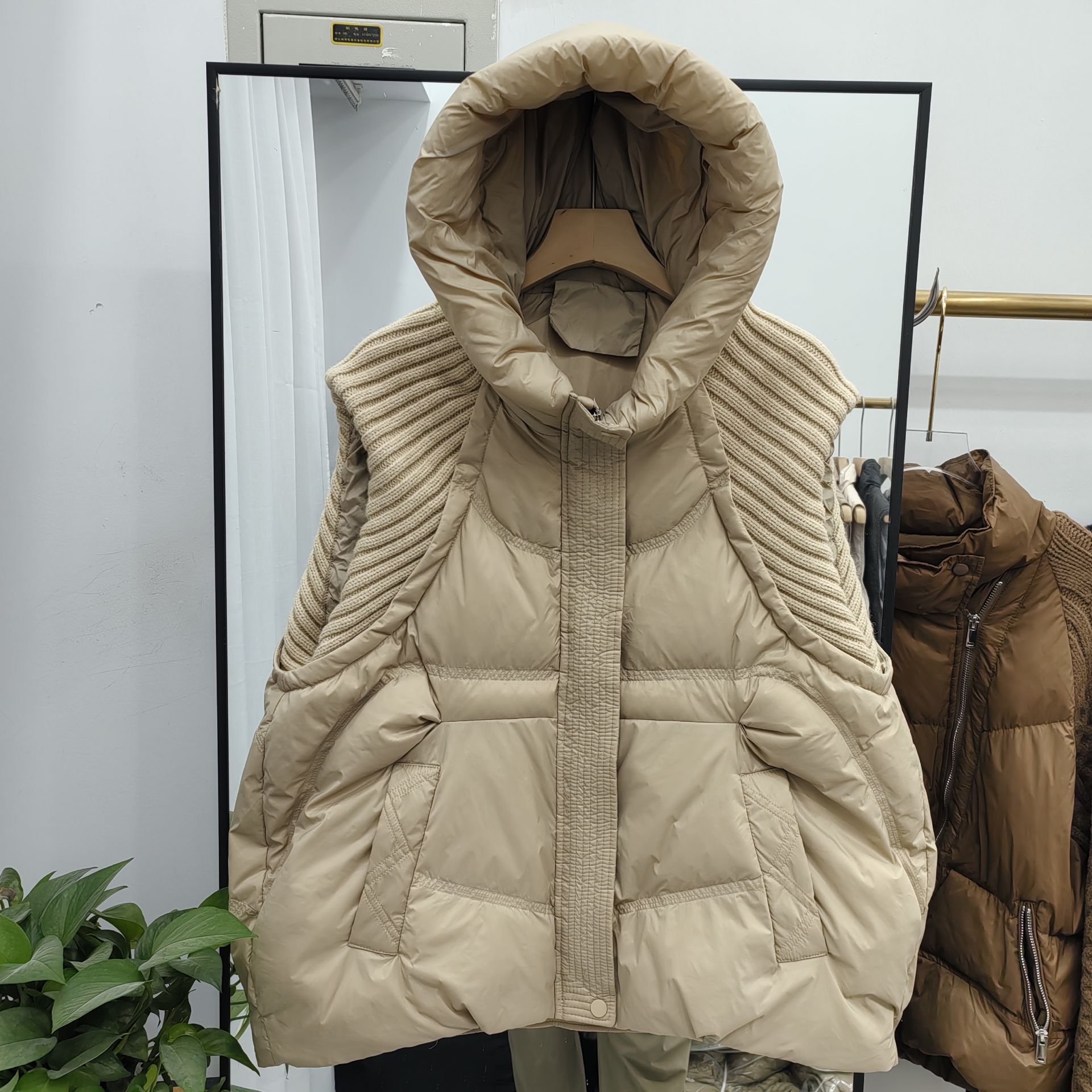 ニットフード付きノースリーブ軽量ダウンジャケット（女性用）2025年冬新作スプライスホワイトダックダウンベスト（女性用） 5,745円