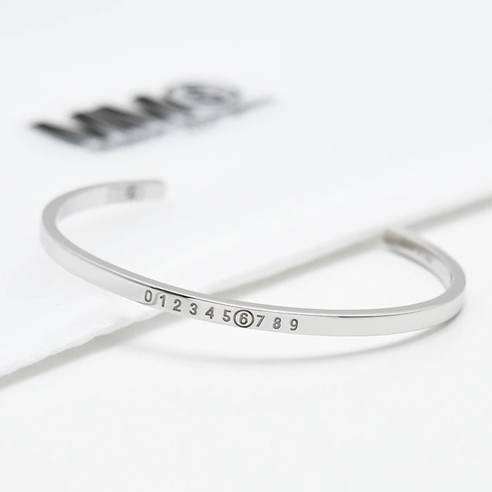Numeric ミニマルシグネチャー カフブレスレット SM7UY0054 SV0310 レディース ユニセックス シルバ