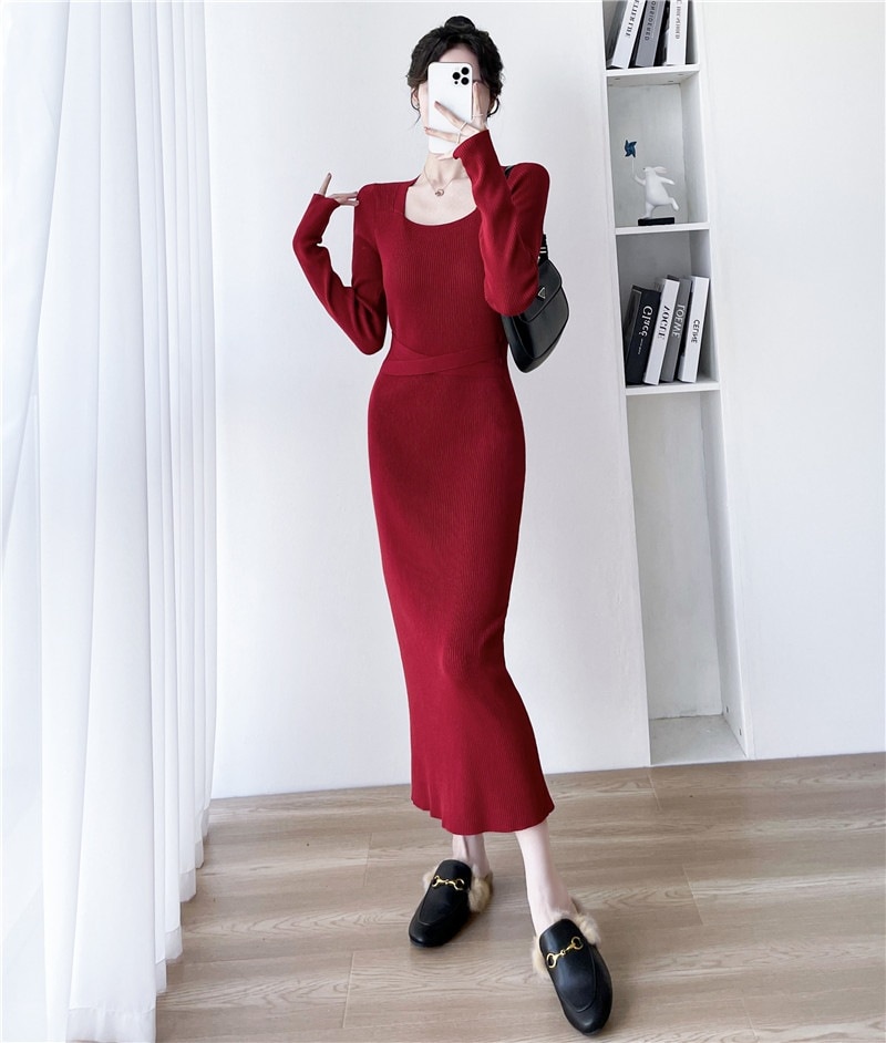 フレンチレトロスクエアネック長袖ニットワンピース女性春と冬の新しいパッケージのヒップはロングドレスのシニアセンスの内側に薄くボトミング