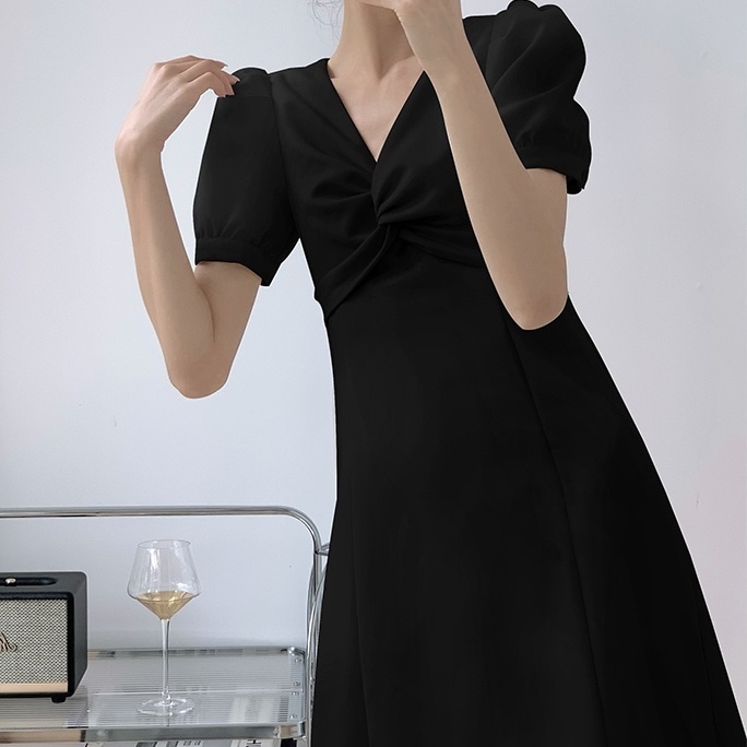 ワンピース ロングワンピース 半袖 Vネック 胸元 ロング丈 ウエストマーク セミフレア かわいい 大人可愛い きれいめ シンプル 上品 おしゃれ かっこいい レトロ ラフ ルーズ こなれ感 個性的 6,710円