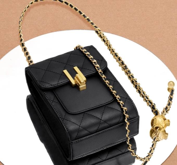 バッグ ショルダー 斜めがけ 肩がけ スクエア 四角 チェーン 革 大人可愛い きれいめ シンプル 上品 お洒落 かっこいい こなれ感 クール エレガント スタイリッシュ シック ゴージャス セレブ