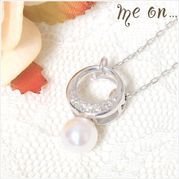 me on... シックな装いにも合うベビーリング風三日月K10ホワイトゴールド 10金 天然ダイヤモンド＆パールのネックレス 発送目安：２３週間