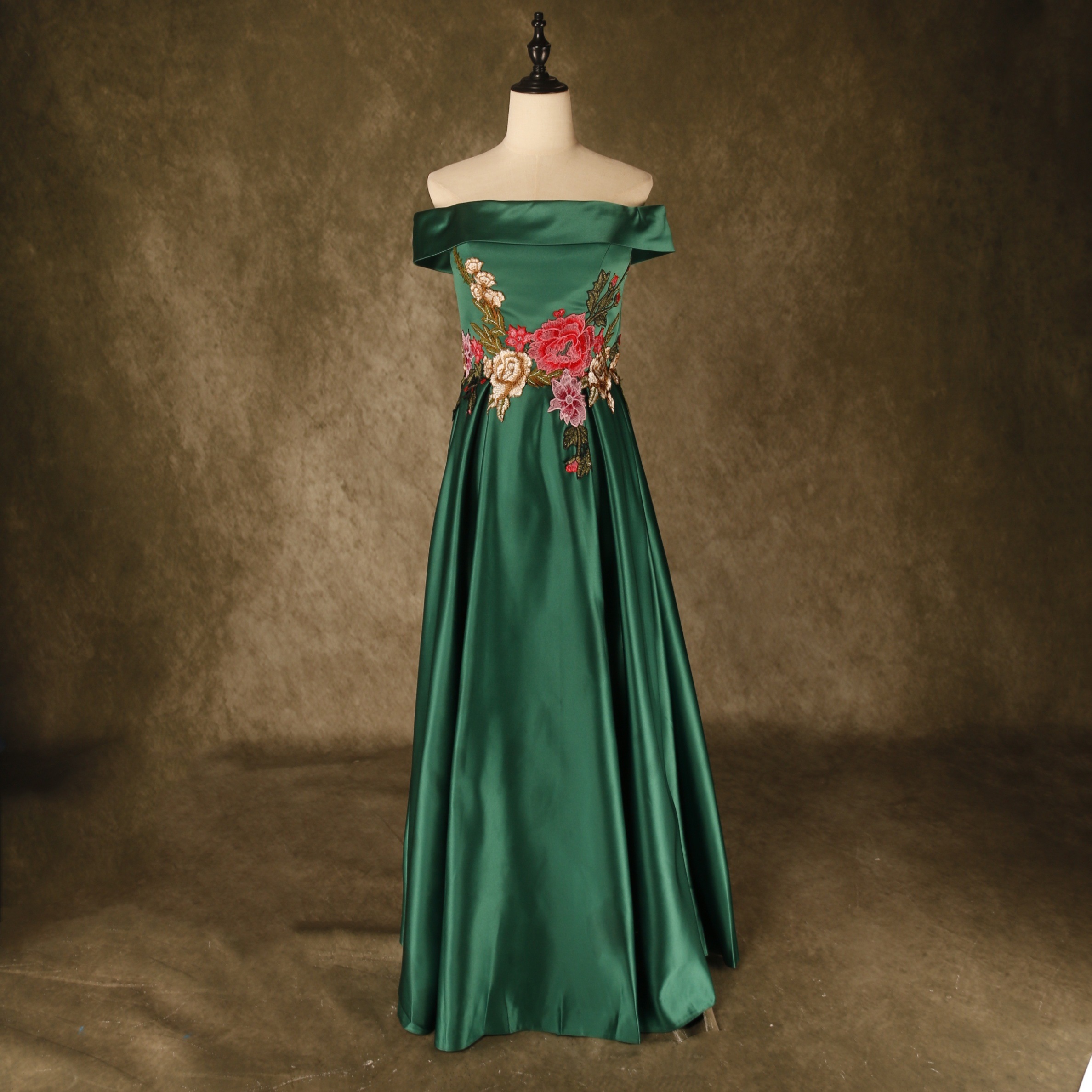 パーティードレス 深めな緑 花柄のモチーフ刺繍が美しく オフショルダー ファスナー 2次会 音楽会