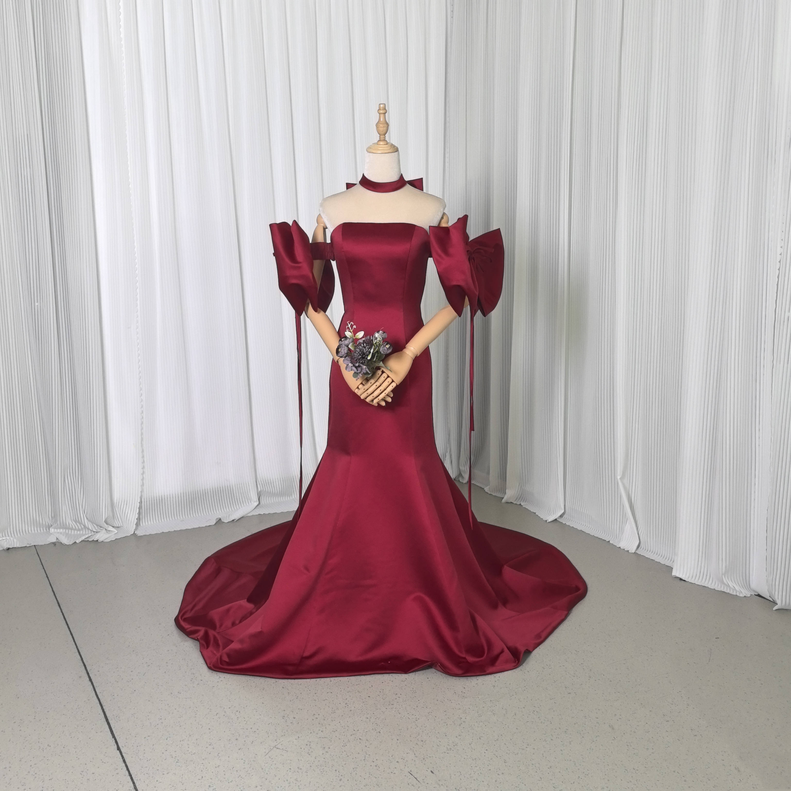 カラードレス ボルドー色 ベアトップ リボン チョーカー 光沢サテン 細見えシルエット ソフトマーメイドライン 華やかなトレーン 花嫁 前撮り