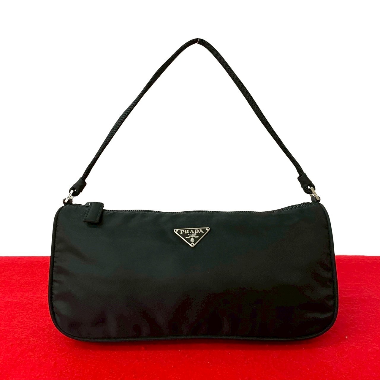 三角ロゴ 金具 プレートハンドバッグ ナイロン ブラック 42359