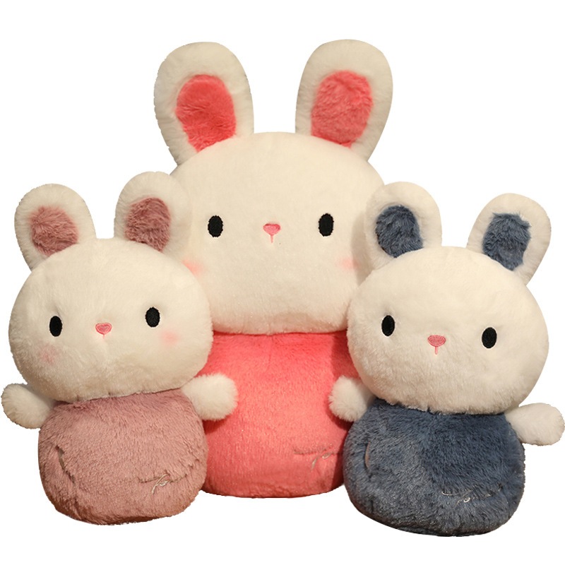 ぬいぐるみのウサギのぬいぐるみが枕を抱いて寝ているぬいぐるみはとても柔らかくてかわいい