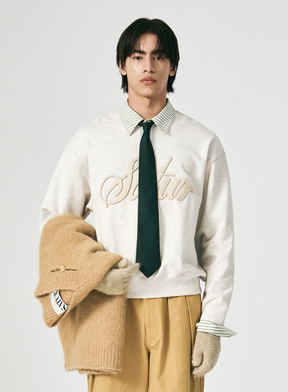 [SATUR] Applique Logo Cuffs スウェットシャツ ☆送料込☆ 韓国の人気☆ SATUR ☆ APPLIQUE LOGO CUFFS SWEATSHIRTS (SATUR