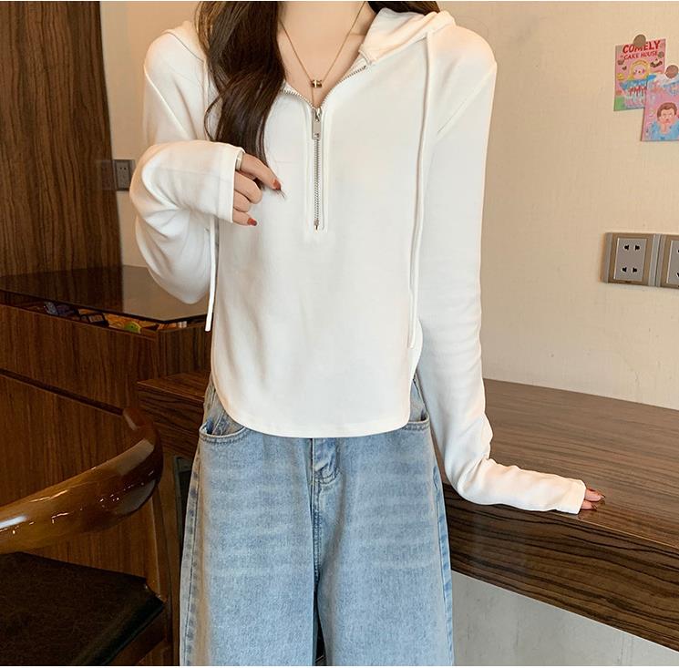 秋の新作ショートジッパートップは薄手で薄手の長袖フード付きセーター外国風女性に見えます