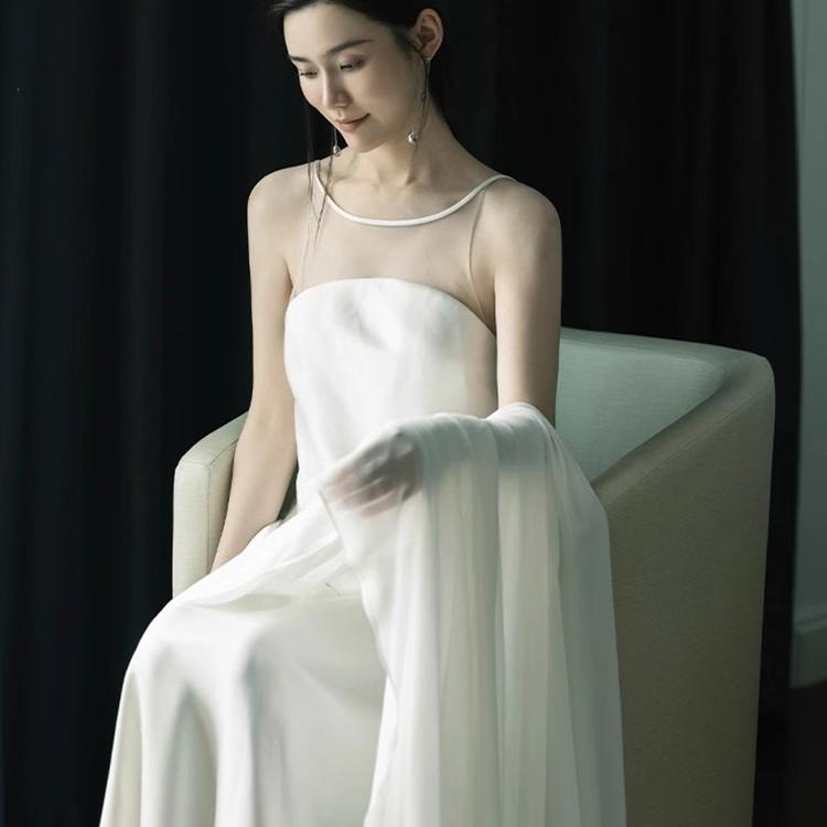 新しい中国風のモーニングガウンのウェディングドレス女性の花嫁の婚約ドレスのスカートシンプルなウェディングドレスの小さな白いスカート