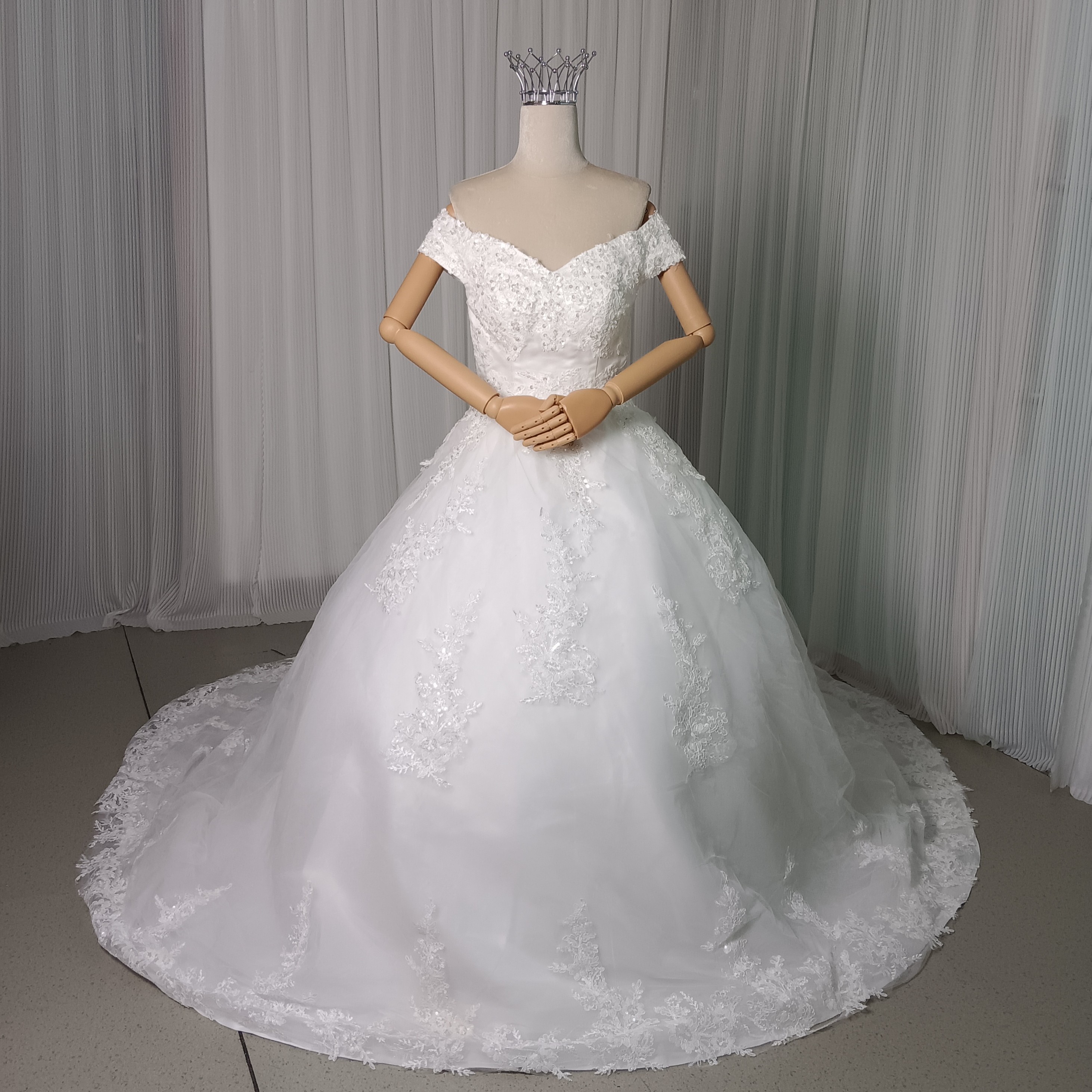 ウエディングドレス オフショルダー キラキラ光る刺繍 裾に繊細レースをあしらった 結婚式 華やかなトレーン 28,334円