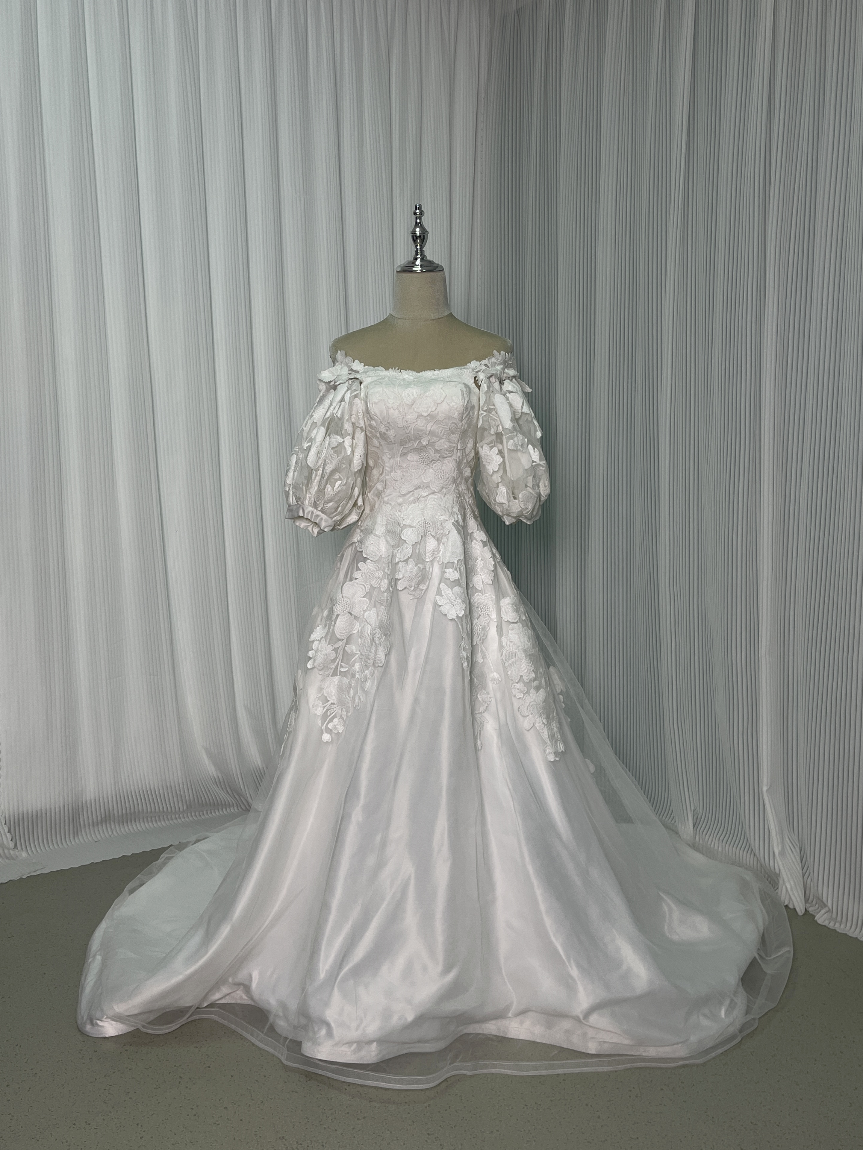 ウェディングドレス オフショルダー 花モチーフ 光沢サテン 編み上げ 結婚式