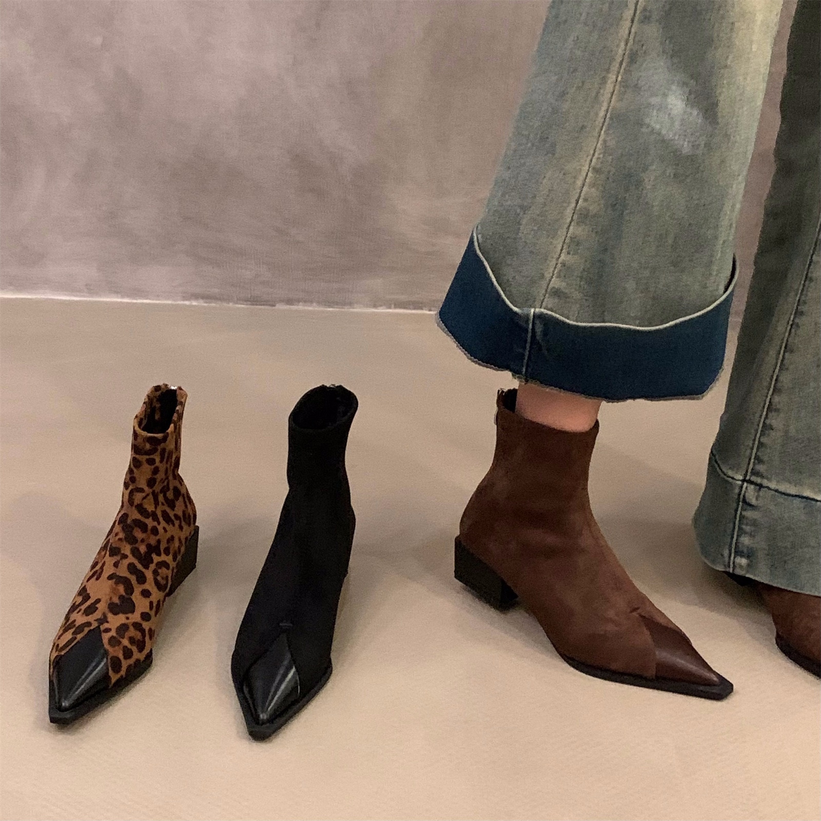 厚いかかとのレトロスエードはフランスの小さな足首のブーツ女性靴2024秋と冬の尖ったつま先の茶色の薄いブーツ