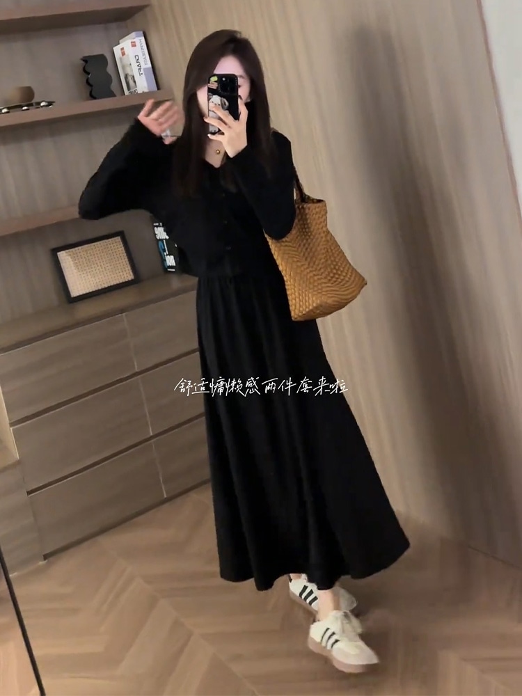 ヘップバーンスタイル黒の長袖ワンピース女性2023新しい初秋の小さな人々の服シニアセンスの全体のセットと