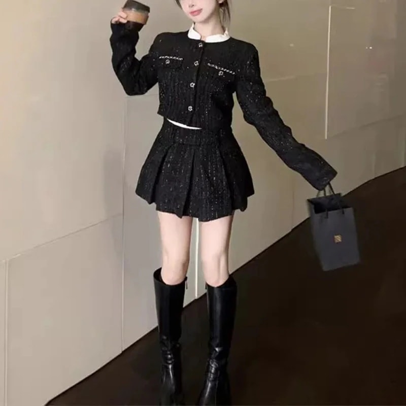 スタンドカラーのショートジャケットとハイウエストのミニスカートが特徴の春と秋向けのスパンコールがちりばめられたシャネル風のカラーブロックツーピーススーツです