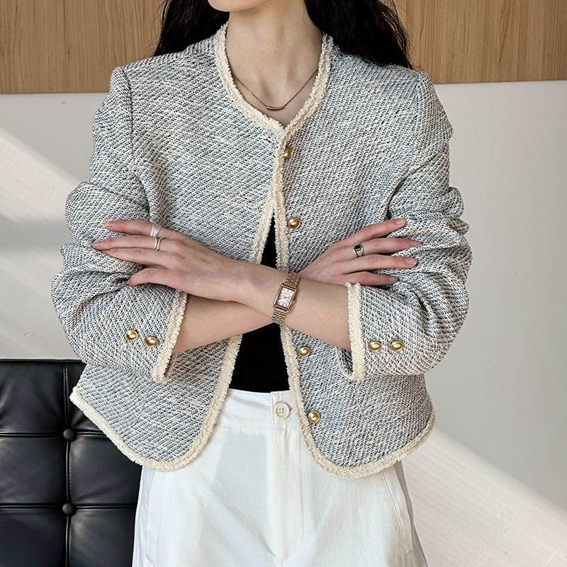 アウター ジャケット 長袖 ラウンドネック 前開き デザインボタン ポケット ミディアム丈 かわいい 大人可愛い きれいめ シンプル 上品 おしゃれ かっこいい カジュアル こなれ感 個性的 レトロ