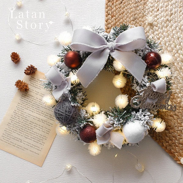 クリスマスの装飾は40センチメートル窓の藤の明るい装飾品がぶら下がっている花輪のドアを群がっているライトが付いているお祝いのギフト