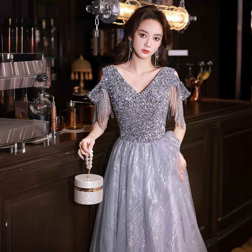 美術試験を受ける女性のためのシルバーのロングイブニングドレス新しい春のスタイル誕生日のスパンコールエレガントで洗練されており社交界の人やプレゼンターに適しておりスリムに見えます