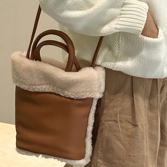 レディース 2WAY バッグ カバン 鞄 ショルダーバッグ ハンドバッグ トートバッグ バケットバッグ 斜めがけ 手持ち クロスボディ もこもこ ファー ボア PU エコレザー フェイクレザー