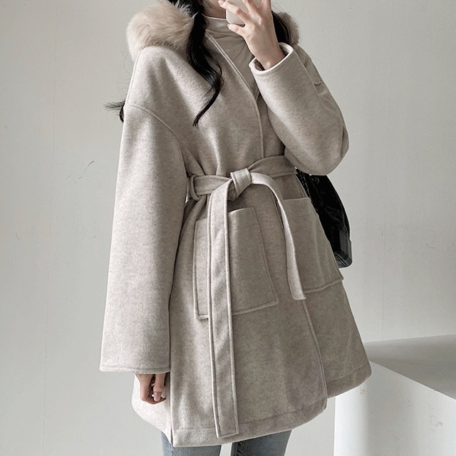 [裏地キルティング/サイドスリット] キャシー ファーフード ハーフ ベルテッド コート ピンクラビット