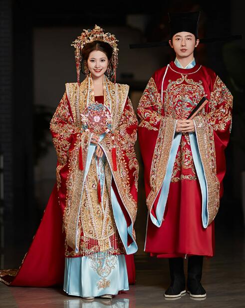 2025年新作の中国伝統中国風ウェディングドレス衣装セット「鳳冠霞帔（ほうかんかひ）」中式ウェディングドレス＆カップル衣装が融合したデザインです