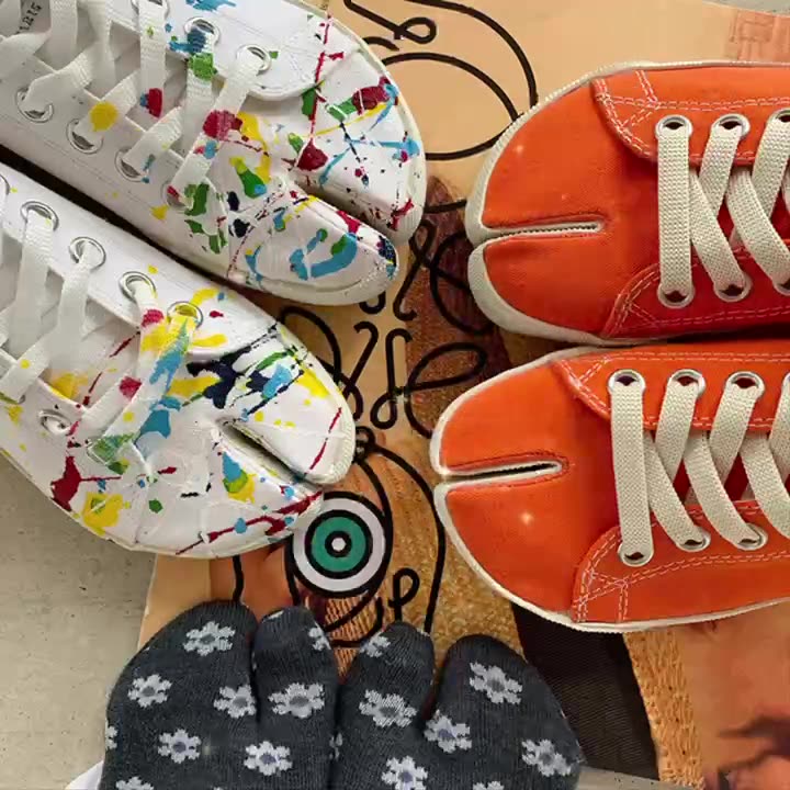 ハイクオリティノンブランド スプラッシュペイント二趾シューズ 男女兼用 ブタ足風フラットシューズ 紐付きローカットカジュアルスニーカー キャンバスシューズ