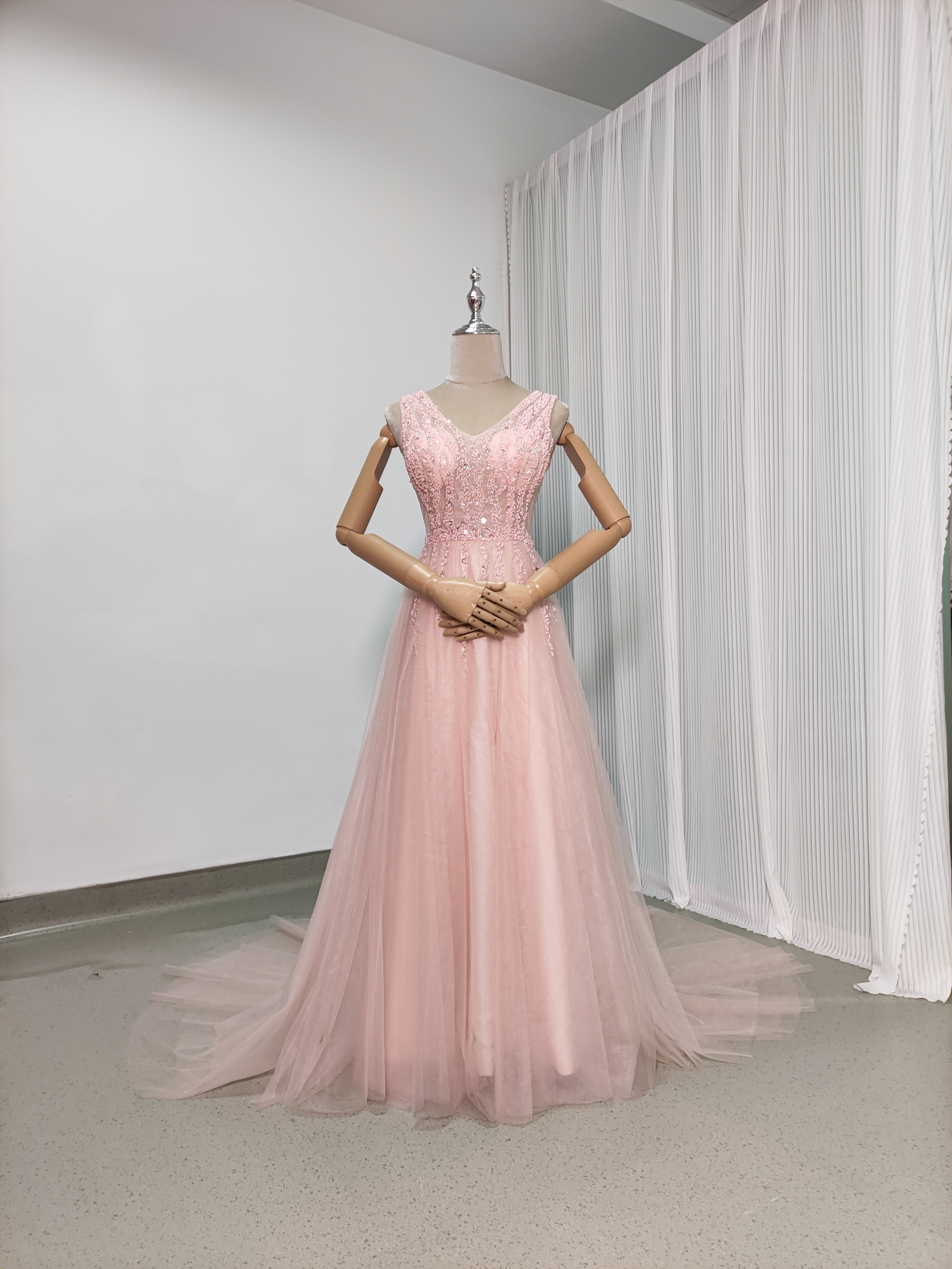 パーティードレス もも色 ファスナー キラキラ光る刺繍 キラキラスパンコール ビジュー 演奏会