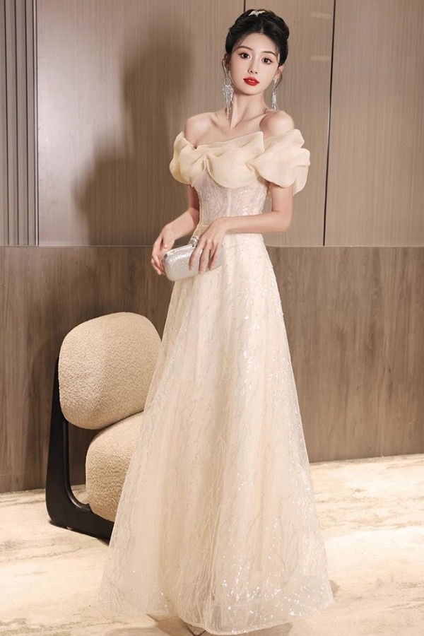 法夜のドレスのスカートの1字の肩の金のシャンパンの色は司会を主宰します