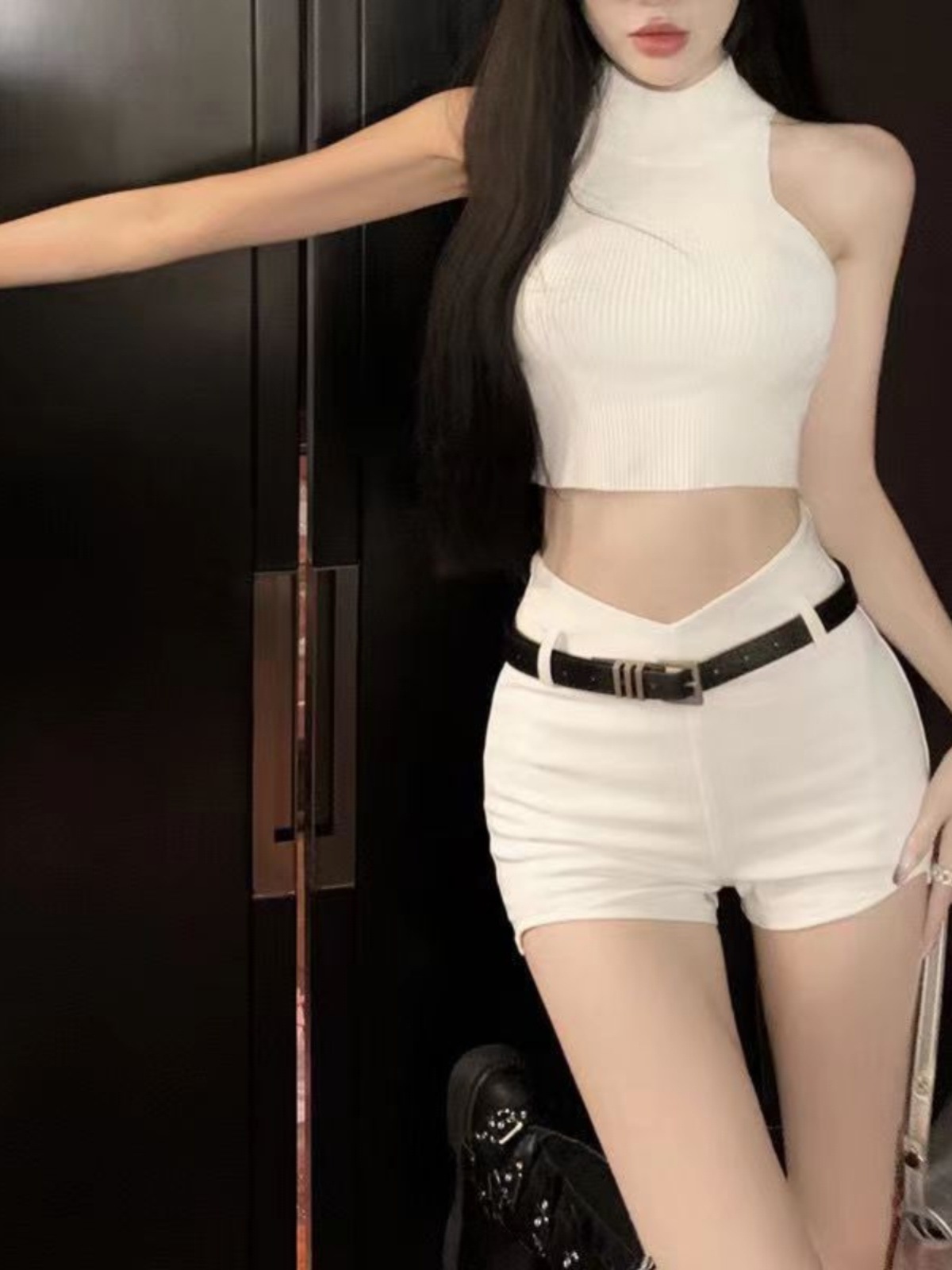 夏の新しいモデルは1セットの辣妹のタイトな半ズボンを着て首の上着のスーツの尻の熱のズボンを包みます2点セット