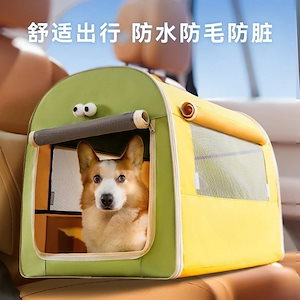 四通用の犬の大きな目の萌えは色の車の荷物の中の大型の犬の大きい犬にぶつかって外に出て車の巣の猫の巣のペットの巣に行きます