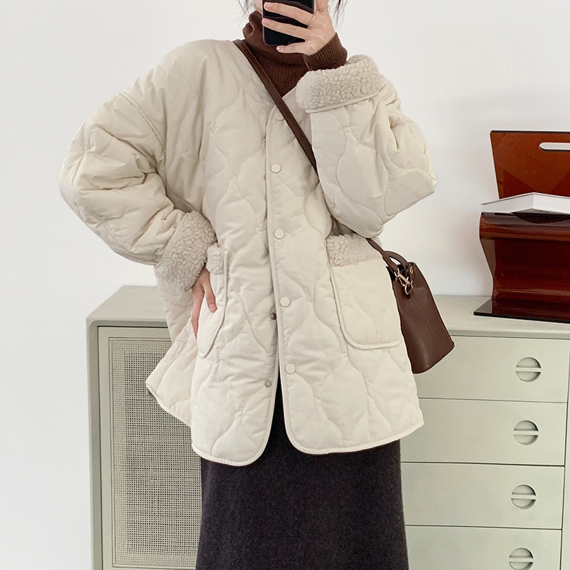 アウター ジャケット キルティングジャケット ミディアム丈 長袖 Vネック 前開き ボタン ポケット 裏ボア かわいい 大人可愛い きれいめ シンプル 上品 おしゃれ かっこいい カジュアル こなれ感