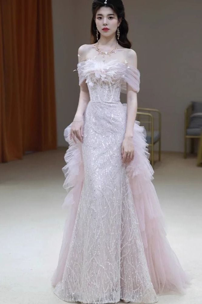 敬酒服娘の肩のピンクの婚約ワンピース女性の高級感があります