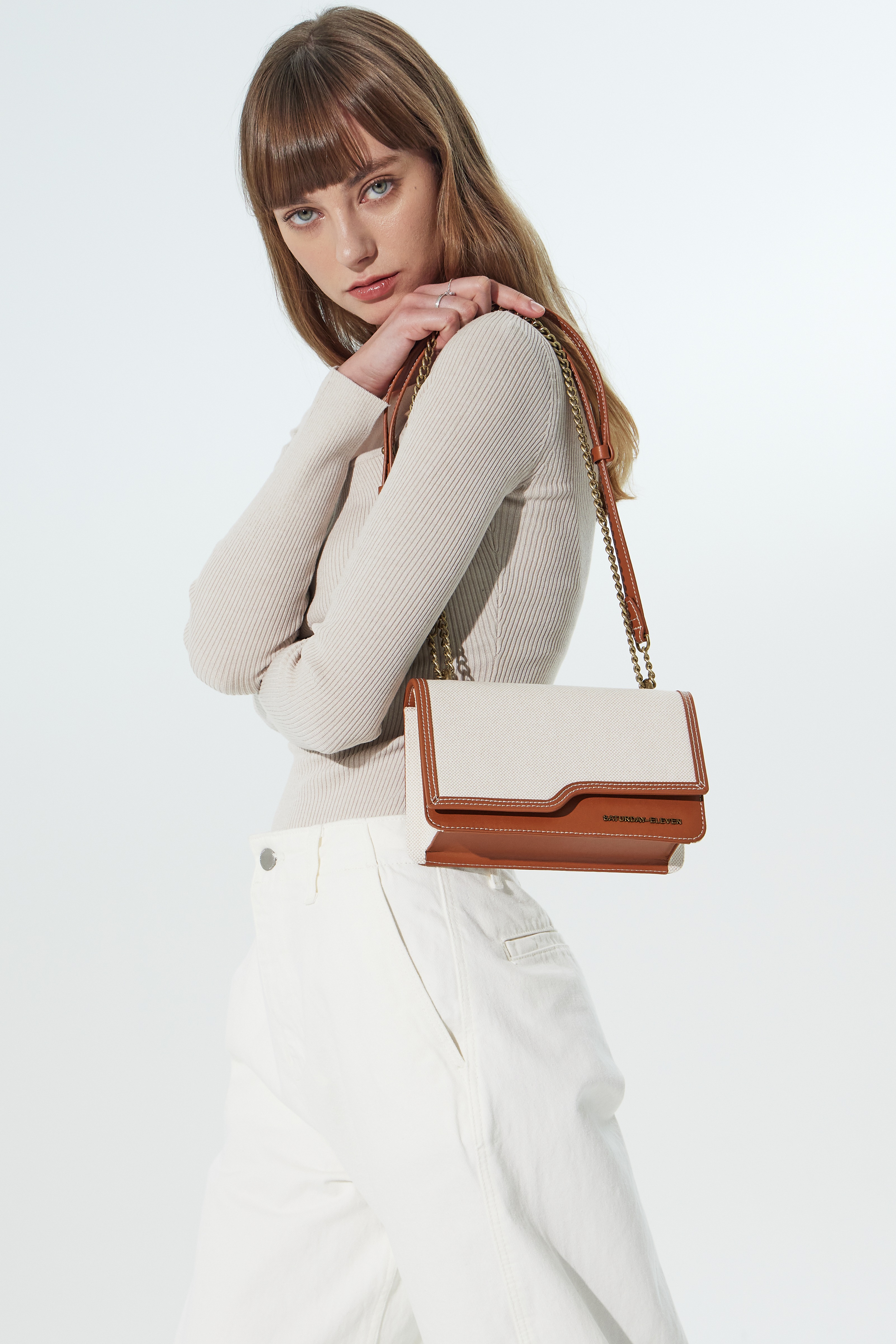 気分や服装に合わせて3Wayに使える「AIOLA BAG」ブラウン色