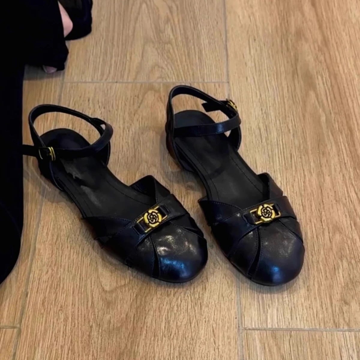 【限定販売】ツバキの花透かし彫りガス透過性ローマ靴女に衣をつける頭を包む靴復古サンダル