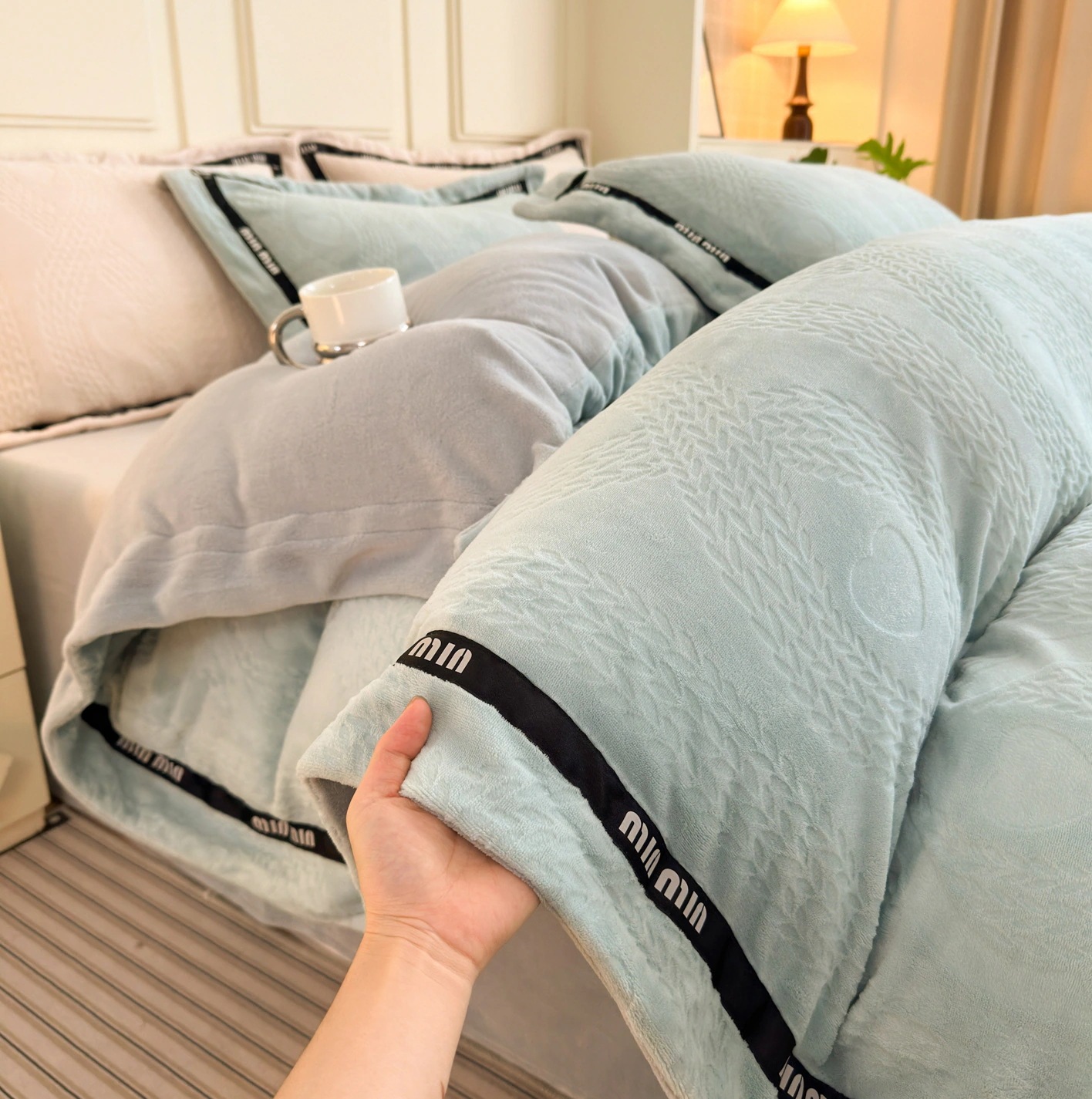 秋冬用厚手ミルクフリース寝具4点セット2025年新スタイル静電気防止フリースコーラルフリースジャカードベッドシーツと羽毛布団カバー