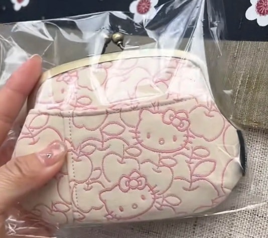 Qoo10] 京都限定ハローキティがま口バッグポーチ収 : 日用品雑貨