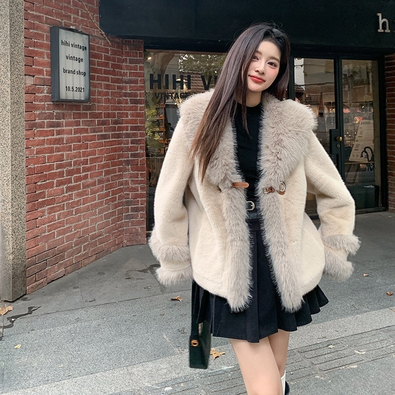軽い贅沢な暖かい大きい毛の襟の毛皮の1つのコート2024の新しい方法細い模造毛皮の短いジャケット 7,829円
