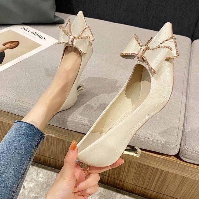 パンプス レディース ポインテッドトゥ ピンヒール ミディアムヒール メタリック リボン ビジュー ラインストーン 選べるヒール高 ベルベット 韓国系 オルチャン 楽ちん 美脚 パーティー 旅行 休日