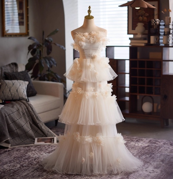 カラードレス シャンパン色 ベアトップ 花モチーフ ふわふわドレス 細見えシルエット 編み上げ 花嫁