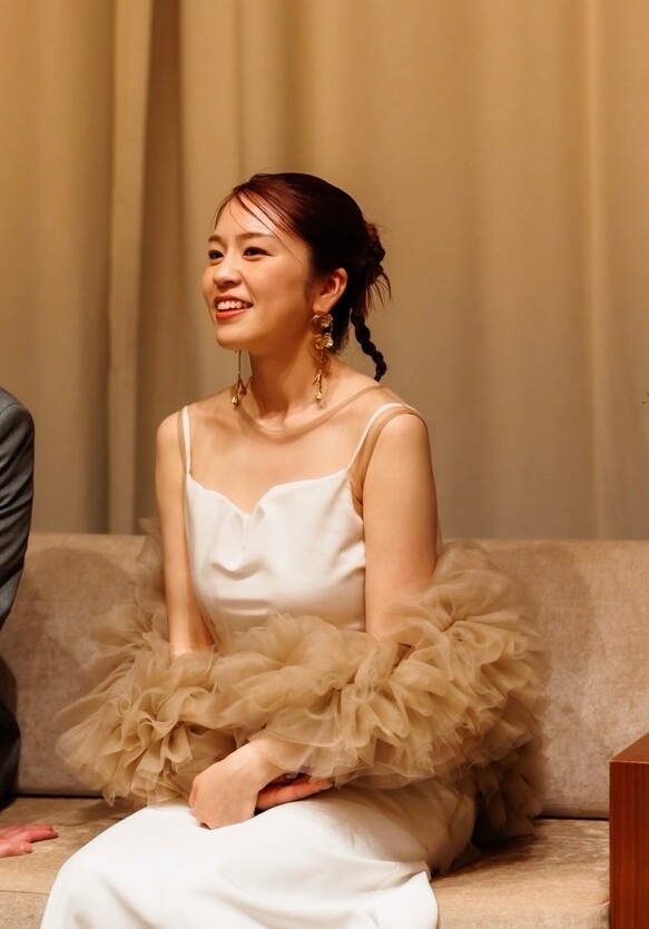 実例写真！人気上昇！ベージュボレロのみ　トップス カーキ色 色直し ラッフルフリル 披露宴/結婚式