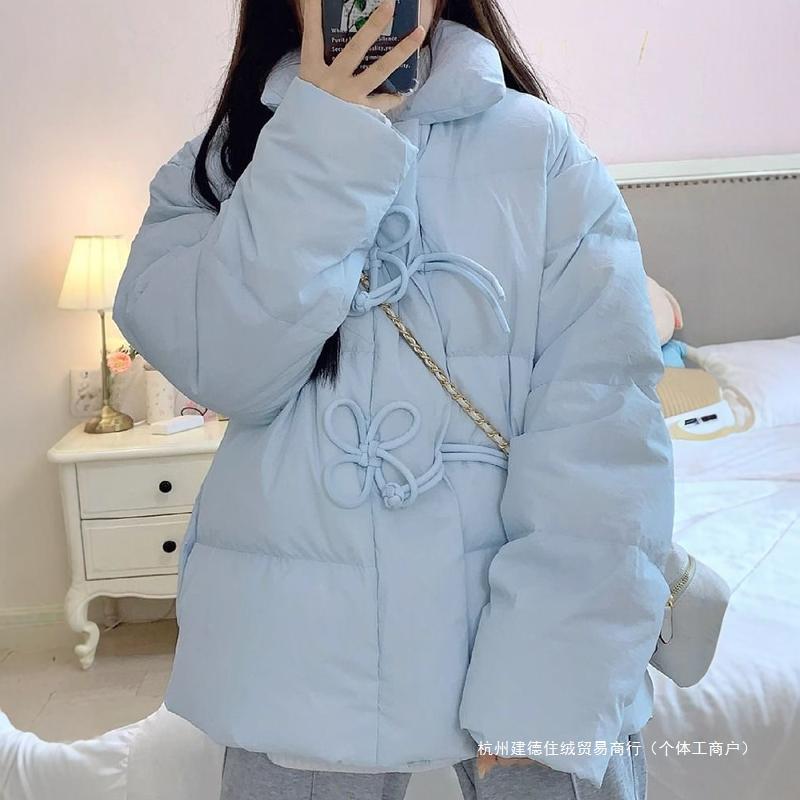 女性用の新しい中国風のボタンダウンジャケット2024年冬新しいショートコットンジャケットは甘い小さな人々のために厚くて暖かい