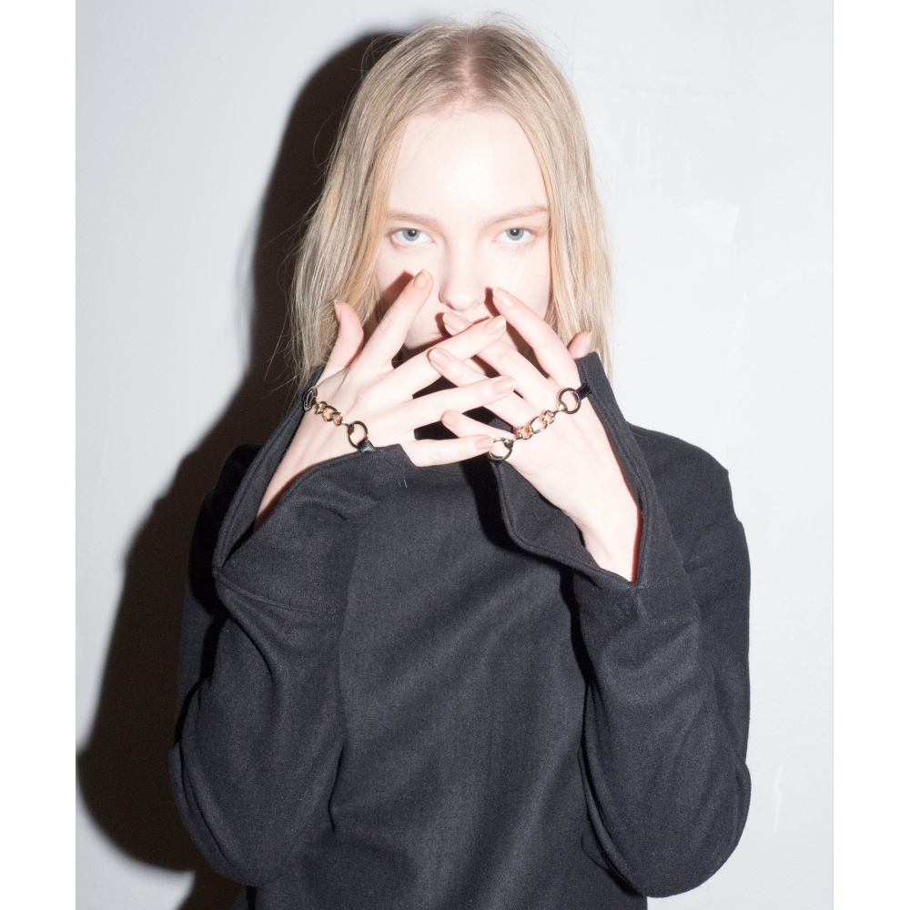 ラーティジェント LD ハイネックブラウス_BK