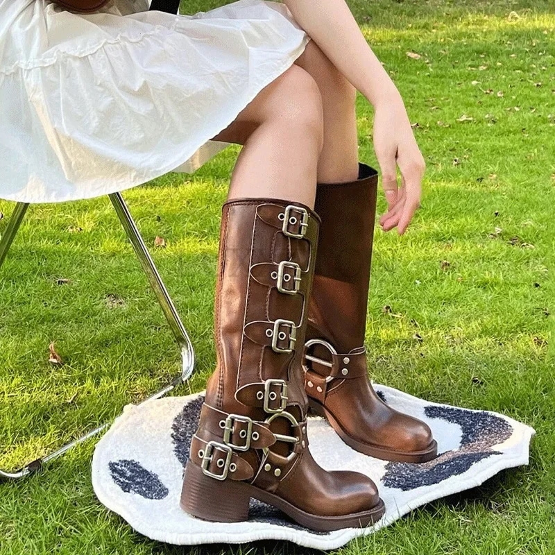女性のための戦闘靴 ジッパーのないヒール バックル ヴィンテージ ファッション カジュアル 高級デザイナー ウエスタン ミッドカーフ ボート