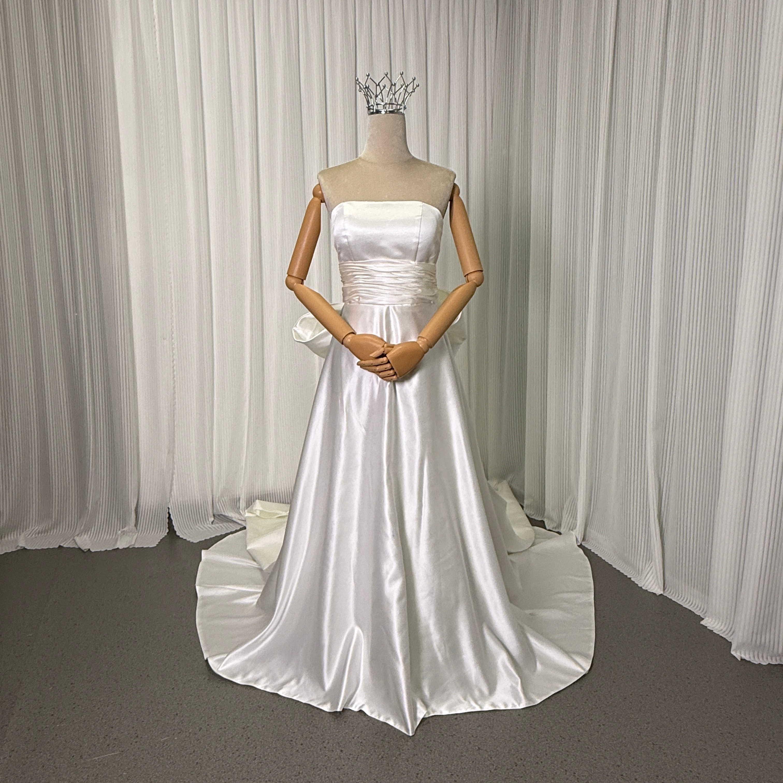 ウェディングドレス ベアトップ 豪華なバックリボン ロングトレーン 光沢サテン 結婚式