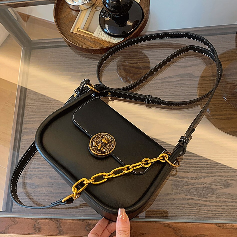 バッグ カバン ショルダー 斜めがけ 肩がけ 手持ち 多収納 便利 自立 スクエア 四角 チェーン かわいい 大人可愛い きれいめ シンプル 上品 こなれ感 主役級 存在感 抜け感 華やか 個性的