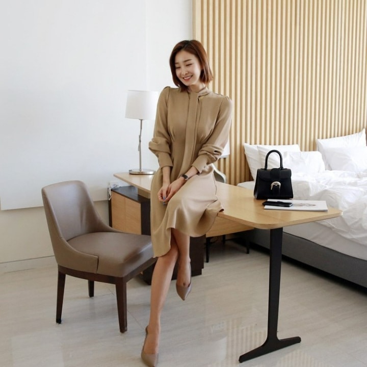 ワンピース フレアワンピース ミモレ丈 長袖 パフスリーブ Vネック フレア Aライン リボン ファスナー ハイウエスト ボウタイ かわいい 大人可愛い きれいめ シンプル 大人 上品 おしゃれ