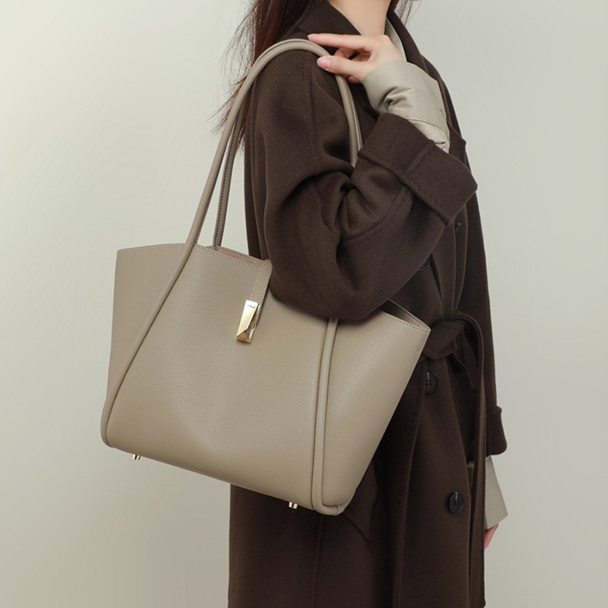 本革トートバッグ　韓国人気トートバッグ　お洒落な女性バッグ　通勤通学ショルダーバッグ　レディースバッグ　軽量バッグ　お洒落なカバン　韓国バッグ　人気