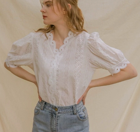 トップス ブラウス 袖あり 5分袖 薄レース袖 フリル Vネック 大人可愛い きれいめ 大人 上品 おしゃれ 大人可愛い 大人女子 こなれ感 クール モード系 モダン 主役級 存在感 OL 春 夏 秋