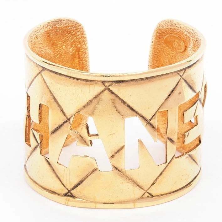 シャネル ロゴ カットアウト マトラッセテクスチャー C字 ワイド 【バングル】