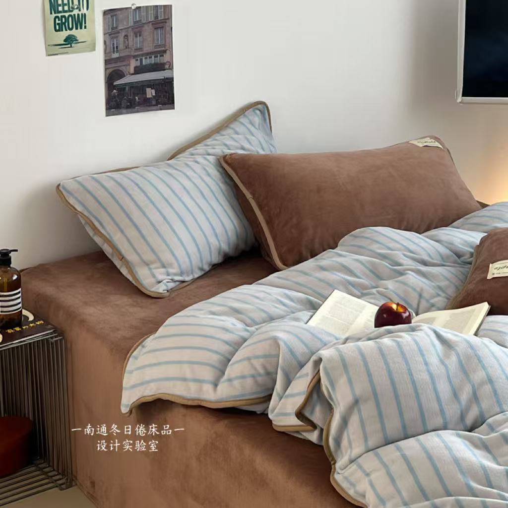 レトロストライプ濃厚ミルクベルベットベッド 4 点セット暖かいコーラルベルベットシーツとキルト寝具